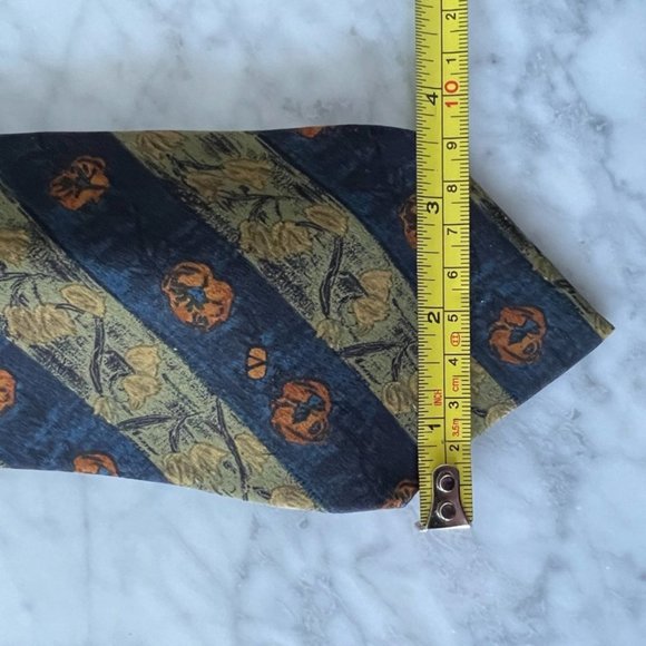 Silk Valentino Tie - Picture 7 of 7